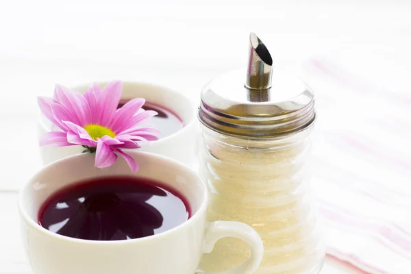 Чорна чайна церемонія чашка чаю, чайник, цукор, торти, квіти на білому дерев'яному сільському фоні — стокове фото