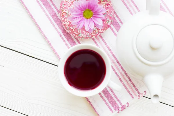 Schwarze Teezeremonie - eine Tasse Tee, Teekanne, Zucker, Kuchen, Blumen auf weißem Holz rustikalem Hintergrund — Stockfoto