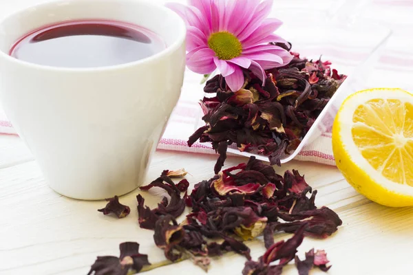 Černý čajový obřad - šálek čaj, konvice, cukr, dorty, květy na bílém pozadí dřevěná rustikální — Stock fotografie