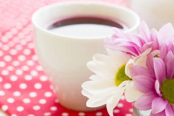 紅茶の儀式 ティーポット 白い点の背景 トップビュー クローズアップと赤の花のカップ ロイヤリティフリーのストック写真