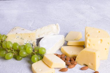 Şarap ile Snacks - peynir, incir, fındık, bal, üzüm çeşitli