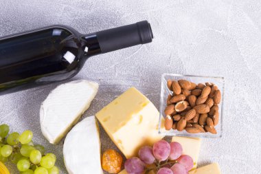 Şarap ile Aperatifler - şişe, peynir, incir, fındık, bal, üzüm çeşitli