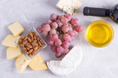 Şarap ile Aperatifler - şişe, peynir, incir, fındık, bal, üzüm çeşitli