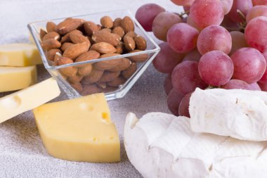 Şarap ile Snacks - peynir, incir, fındık, bal, üzüm çeşitli