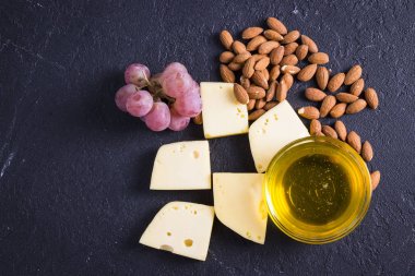 Şarap ile Snacks - peynir, incir, fındık, bal, üzüm çeşitli