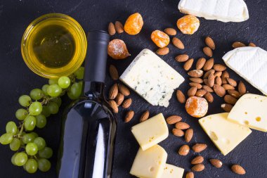 Şarap ile Aperatifler - şişe, peynir, incir, fındık, bal, üzüm çeşitli