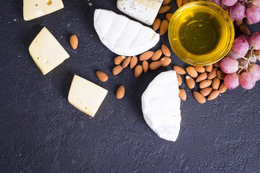 Şarap ile Snacks - peynir, incir, fındık, bal, üzüm çeşitli