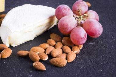 Şarap ile Snacks - peynir, incir, fındık, bal, üzüm çeşitli