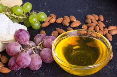 Şarap ile Snacks - peynir, incir, fındık, bal, üzüm çeşitli