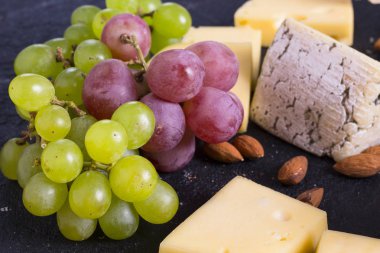 Şarap ile Snacks - peynir, incir, fındık, bal, üzüm çeşitli