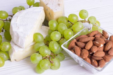 Şarap ile Snacks - peynir, incir, fındık, bal, üzüm çeşitli