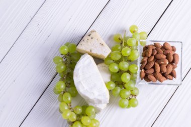 Şarap ile Snacks - peynir, incir, fındık, bal, üzüm çeşitli