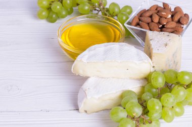 Şarap ile Snacks - peynir, incir, fındık, bal, üzüm çeşitli