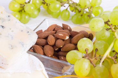 Şarap ile Snacks - peynir, incir, fındık, bal, üzüm çeşitli