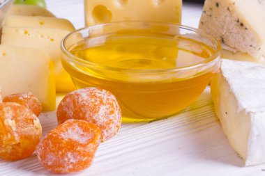 Şarap ile Snacks - peynir, incir, fındık, bal, üzüm çeşitli