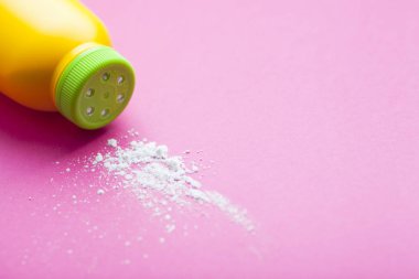 Yeni doğmuş bebek hikayesi. Çocuk oyuncakları, makas, bebek şişesi, meme ucu, mor arka plan üzerinde saç fırçası