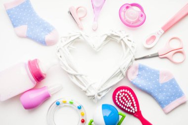 Yeni doğmuş bebek hikayesi. Strow kalp ve çocuk oyuncakları, makas, bebek şişesi, meme, beyaz arka plan üzerinde saç fırçası