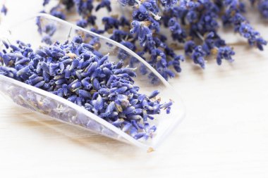 Lavanta çiçekleri ile spa ve sağlıklı yaşam ayarı, deniz tuzu, şişede yağ, ahşap beyaz arka plan üzerinde aroma mum