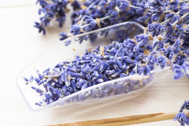 Lavanta çiçekleri ile spa ve sağlıklı yaşam ayarı, deniz tuzu, şişede yağ, ahşap beyaz arka plan üzerinde aroma mum