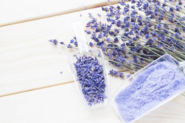 Lavanta çiçekleri ile spa ve sağlıklı yaşam ayarı, deniz tuzu, şişede yağ, ahşap beyaz arka plan üzerinde aroma mum