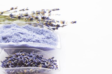 Lavanta çiçekleri ile spa ve sağlıklı yaşam ayarı, deniz tuzu, şişede yağ, ahşap beyaz arka plan üzerinde aroma mum