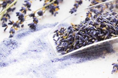 Lavanta çiçekleri ile spa ve sağlıklı yaşam ayarı, deniz tuzu, şişede yağ, ahşap beyaz arka plan üzerinde aroma mum