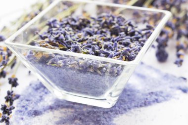 Lavanta çiçekleri ile spa ve sağlıklı yaşam ayarı, deniz tuzu, şişede yağ, ahşap beyaz arka plan üzerinde aroma mum