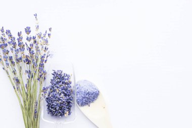 Lavanta çiçekleri ile spa ve sağlıklı yaşam ayarı, deniz tuzu, şişede yağ, ahşap beyaz arka plan üzerinde aroma mum