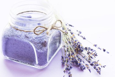 Lavanta çiçekleri ile spa ve sağlıklı yaşam ayarı, deniz tuzu, şişede yağ, ahşap beyaz arka plan üzerinde aroma mum