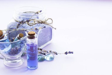 Lavanta çiçekleri ile spa ve sağlıklı yaşam ayarı, deniz tuzu, şişede yağ, ahşap beyaz arka plan üzerinde aroma mum