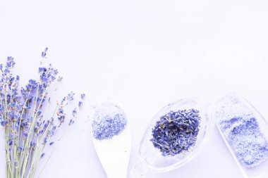 Lavanta çiçekleri ile spa ve sağlıklı yaşam ayarı, deniz tuzu, şişede yağ, ahşap beyaz arka plan üzerinde aroma mum