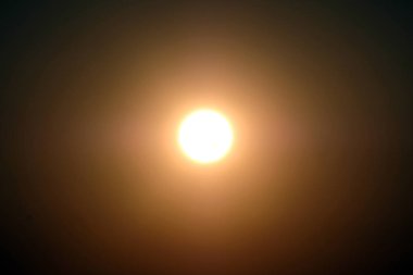 Parlak güneş veya ay karanlık bir gökyüzü üzerinde Center'da. Tasarımcı arka plan.