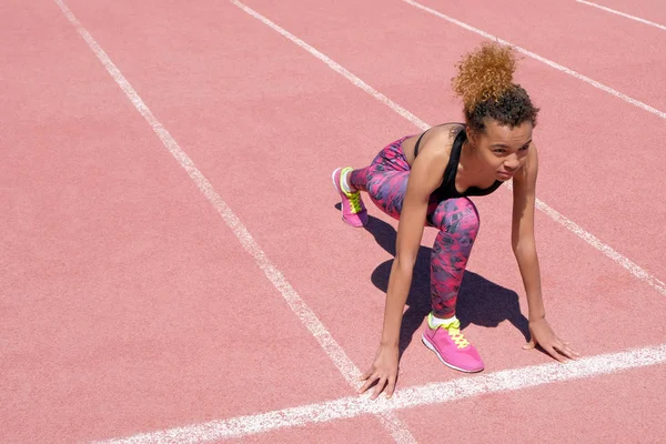 Una Giovane Bella Ragazza Afroamericana Con Una Maglietta Nera Sportiva — Foto Stock