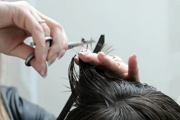 Close Cortes Cabelo Cabeleireiro Mãos Femininas Com Tesoura Cortadas Extremidades — Fotografia de Stock