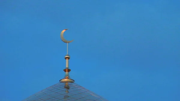Вершина Золотого Минарета Мечети Полумесяцем Является Символом Ислама Против Голубого — стоковое фото
