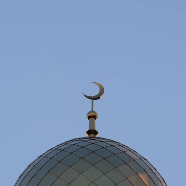 İslam'ın altın hilal Camii minare üzerine sabah gökyüzü mavi akşamı sembolüdür. Bir kare resim.