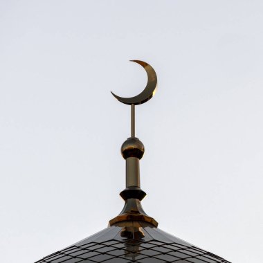 Camii minaresi üst silüeti. Bir kare resim. İslam'ın altın hilal akşam ya da sabah gökyüzü semboldür.