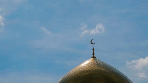 Gyllene Minaret Med Symbolen För Islam Halvmåne Med Solljus Utflytning — Stockvideo