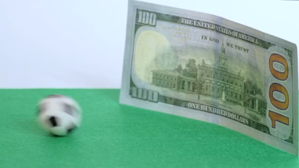 Una Pelota Fútbol Golpea Billete Cien Dólares Fondo Verde Concepto — Vídeo de stock