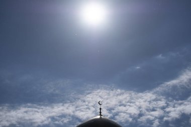 Parlak güneşin altın Minare Müslüman caminin silüeti üzerinde gökyüzünde yüksektir. Yüksek çözünürlüklü. Şık tasarımı kartpostal veya duvar kağıdı dini kutlamalar için arka plan.