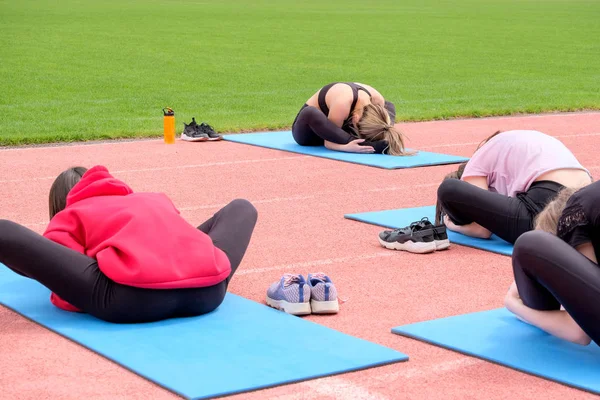 Grupa Dziewcząt Wykonuje Ćwiczenia Fitness Świeżym Powietrzu Ćwiczenia Rozciągające Pozycji — Zdjęcie stockowe