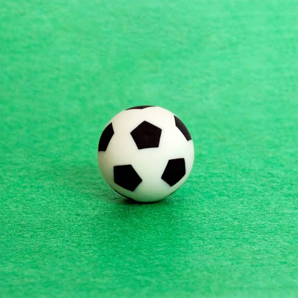 纪念足球在一个绿色的感觉背景 一张正方形的图画 场浅景深 — 图库照片