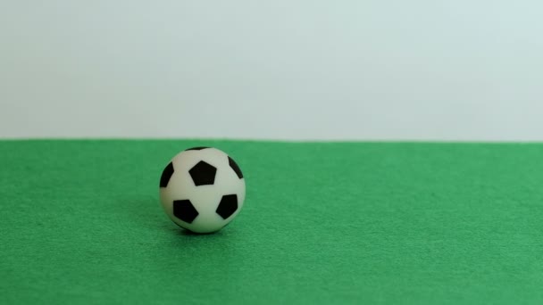 Close Uma Bola Futebol Fundo Feltro Verde Chopsticks Para Comida — Vídeo de Stock