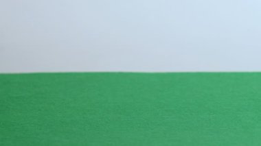 Sembol Şampiyonası futbol - topu oyun için tarih yeşil alan alır. Yakın çekim.