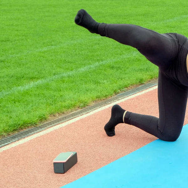 Allenamento Muscolare Stretching Ragazza Pantaloni Neri Esegue Esercizi Sportivi Nello — Foto Stock