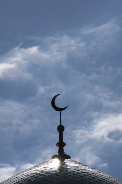 Altın hilal Camii minare üzerinde mavi gökyüzü bulutlu üstüne İslam'ın sembolüdür. Dikey vurdu.