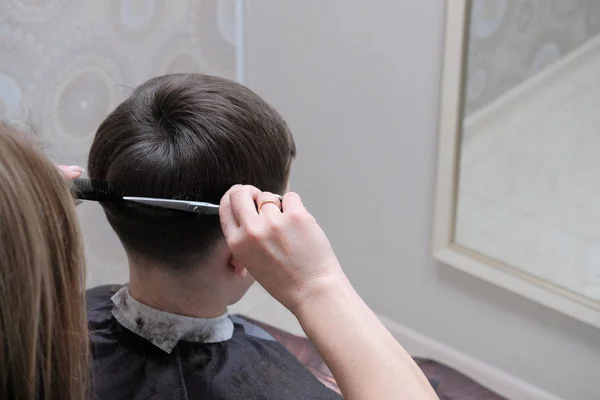Female Hands Scissors Cut Ends Hair Guy Head Close Haircuts — Stock Photo, Image