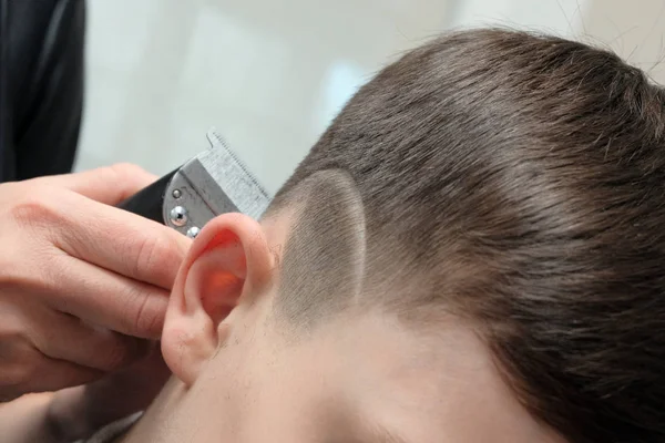 Close Corte Cabelo Masculino Mãos Femininas Cabeleireiro Com Aparador Pente — Fotografia de Stock