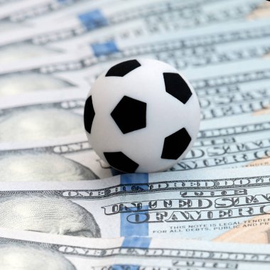 Futbol topu doları banknot, closeup üzerinde. Spor konsepti üzerine bahis. Futbol yolsuzluk oyunu. Kare resim çerçevesi.