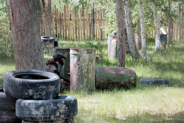 Egy Tinédzser Védőruha Maszk Camouflage Fegyver Kezében Vas Hordó Erdő — Stock Fotó